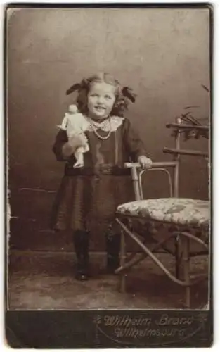 Fotografie Wilhelm Brand, Wilhelmsburg, Vogelhüttendeich 77, Mädchen mit Puppe
