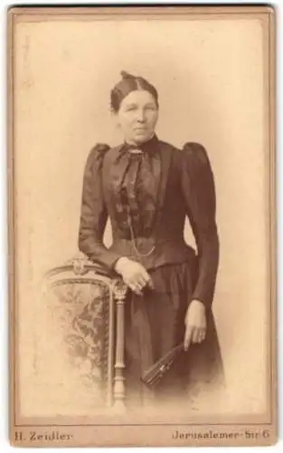 Fotografie H. Zeidler, Berlin, Jerusalemer-Str. 6, Frau in eleganter Pose