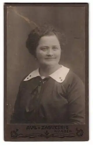 Fotografie Aug. v. Zabuesnig, Wangen, Portrait einer Dame mit elegantem Kleid