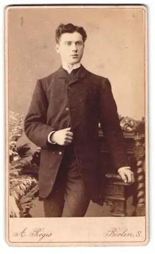 Fotografie A. Regis, Berlin, Prinzenstrasse 44, Eleganter junger Mann in Anzug