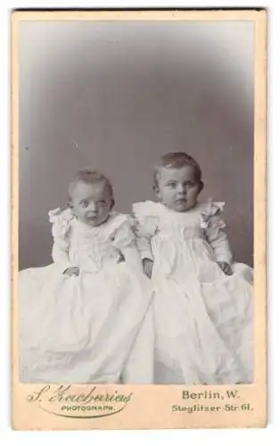 Fotografie S. Zacharias, Berlin, Steglitzer Str. 61, Zwei Kleinkinder in weissen Kleidern