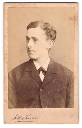 Fotografie Selle & Kuntze, Potsdam, Schwertfegerstr. Nr. 14, Porträt eines jungen Mannes
