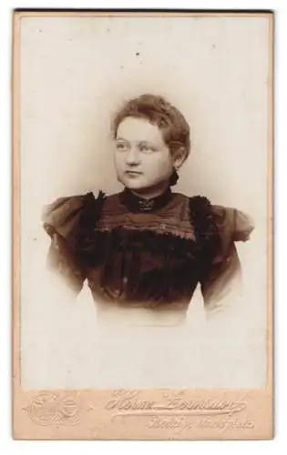 Fotografie Herm. Zernsdorf, Belzig, Marktplatz, Porträt einer Dame in dunklem Kleid