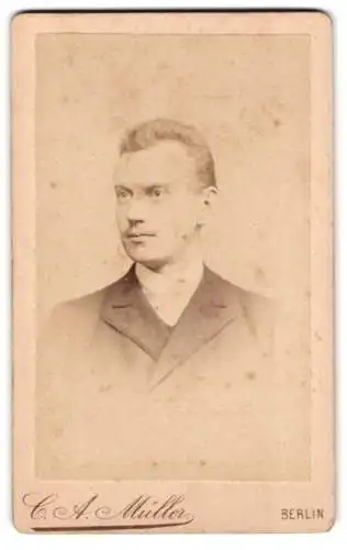Fotografie C. A. Müller, Berlin, Chausseestrasse 40, Porträt eines eleganten Herrn