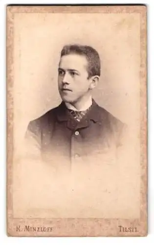 Fotografie R. Minzloff, Tilsit, Hohenstrasse 78, Porträt eines jungen Mannes