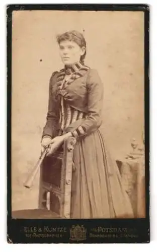 Fotografie Selle & Kuntze, Potsdam, Schwertfegerstr. 14, Dame in gestreiftem Kleid
