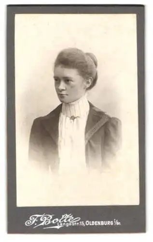 Fotografie F. Bolte, Oldenburg, Langestr. 15, Porträt einer jungen Frau