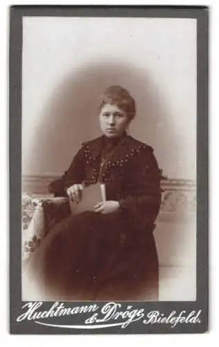 Fotografie Huchtmann & Dröge, Bielefeld, Frau mit Buch