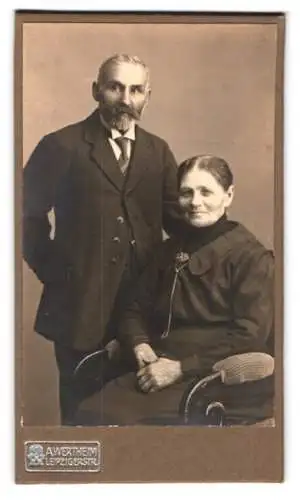 Fotografie A. Wertheim, Berlin, Leipzigerstr., Paar im Sonntagsstaat