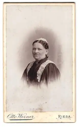 Fotografie Otto Werner, Riesa, Kastanienstrasse 81, Porträt einer Dame im feinen Kleid