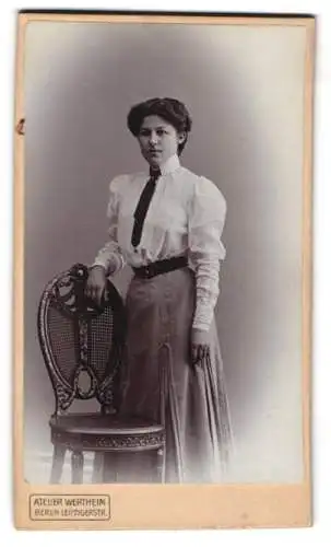 Fotografie Atelier Wertheim, Berlin, Leipzigerstr., Frau in eleganter Kleidung
