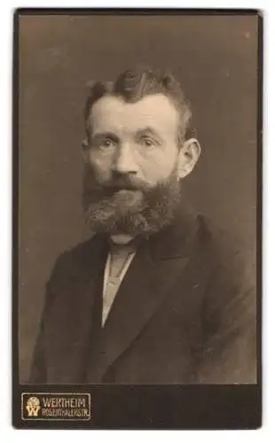 Fotografie Wertheim, Berlin, Rosenthaler Str., Porträt eines Mannes mit Bart