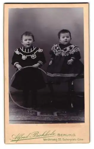 Fotografie Alfred Birkholz, Berlin, Weidenweg 35, Zwei Kinder in dunklen Kleidern