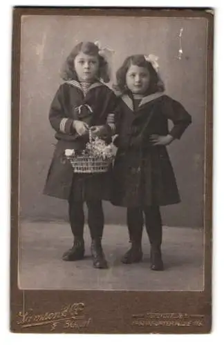 Fotografie Samson & Co., Berlin, Frankfurterallee 76, Zwei Mädchen in Matrosenkleidern