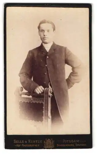 Fotografie Selle & Kuntze, Potsdam, Schwertfegerstr. 14, Porträt eines eleganten jungen Mannes