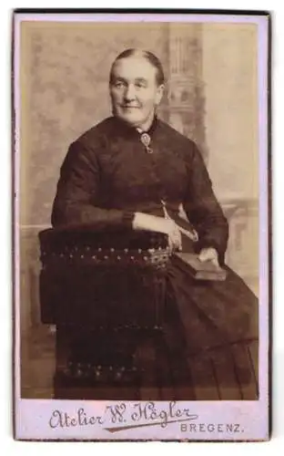 Fotografie W. Högler, Bregenz, Porträt einer sitzenden Dame mit Buch