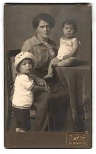 Fotografie C. Risch-Lau, Bregenz, Römerstrasse 22, Mutter mit zwei Kindern