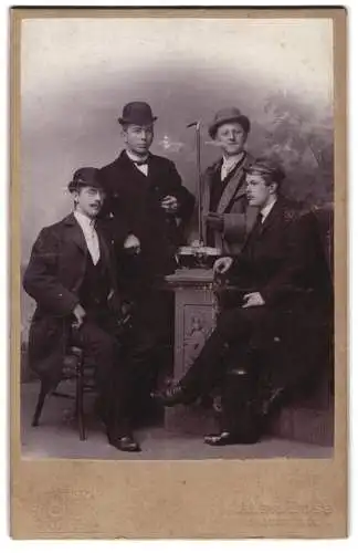 Fotografie Albr. Dose, Hadersleben, Vier Herren in eleganter Kleidung