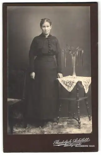Fotografie Rudolph Schildt, Quickborn / Holstein, Frau neben Tisch mit Vase