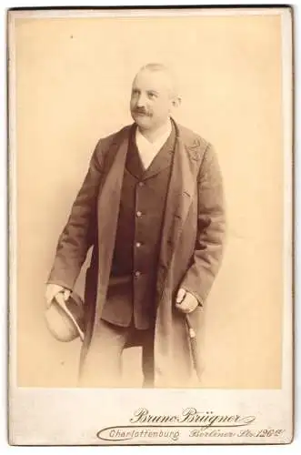Fotografie Bruno Brügner, Charlottenburg, Berliner Str. 126a, Porträt eines Mannes mit Hut