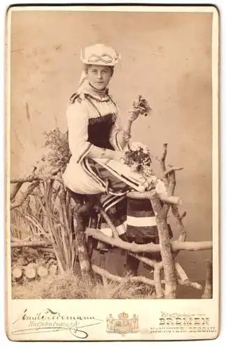 Fotografie Emil Tiedemann, Bremen, Richtweg 12, Frau mit Blumenstrauss