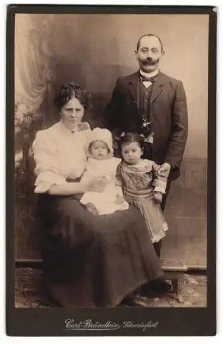 Fotografie Carl Brändlein, Schweinfurt, Gymnasium-Str. 2, Familienporträt mit zwei Kindern