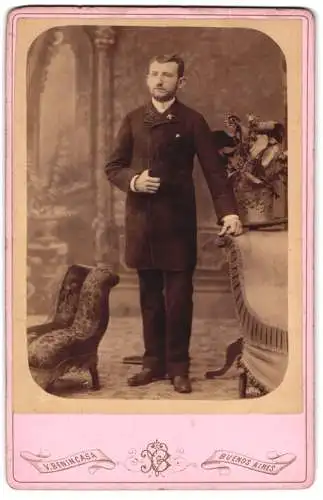 Fotografie Vicente Benincasa, Buenos Aires, Buen Orden 404, Eleganter Herr im Anzug