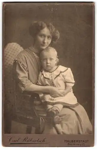 Fotografie Carl Rübartsch, Halberstadt, Breiteweg 15, Mutter mit kleinem Kind