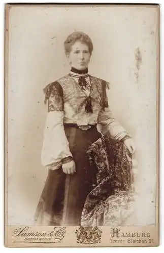 Fotografie Samson & Co., Hamburg, Grosse Bleichen 31, Dame in eleganter Kleidung