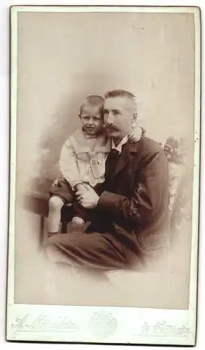 Fotografie A. Mischkin, Roubaix, Rue d`Inkermann 38, Vater mit Kind auf dem Schoss