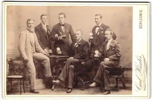 Fotografie Carl Hüseler, Schleswig, Stadtweg 147, Gruppe von Männern mit Bierkrügen