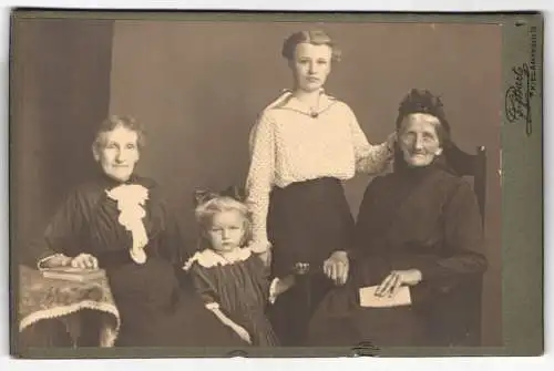 Fotografie Joh. Bartz, Kiel, Adelheidstrasse 59, Familienporträt mit vier Generationen