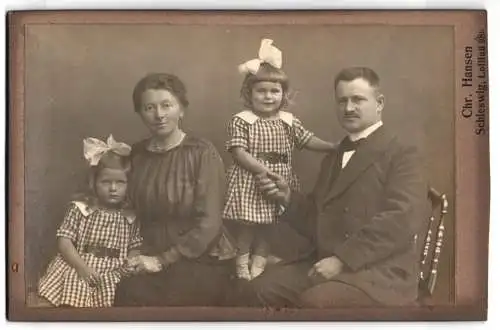 Fotografie Chr. Hansen, Schleswig, Lollfuss 98b, Porträt einer Familie mit zwei Kindern