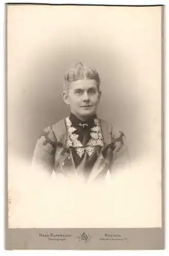 Fotografie Hans Rupprecht, Bremen, Osterhorsteinweg 49, Porträt einer Frau in eleganter Kleidung