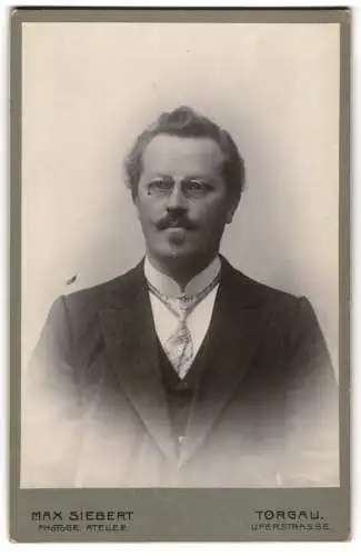 Fotografie Max Siebert, Torgau, Uferstrasse, Porträt eines Mannes mit Brille