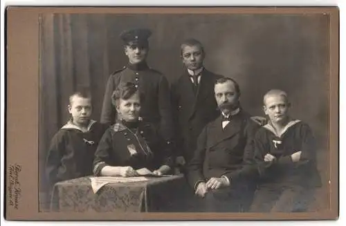 Fotografie Bernh. Krause, Kiel, Ringstrasse 83, Familienporträt mit sechs Personen