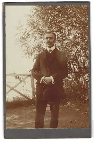 Fotografie unbekannter Fotograf und Ort, Eleganter Herr mit Hut