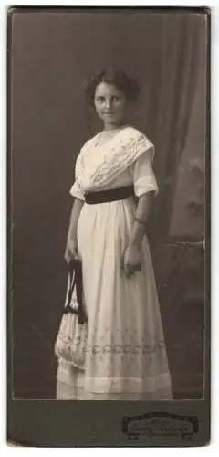 Fotografie Georg Schols, Wandsbeck, Hamburgerstr. 17-18, Junge Frau im eleganten Kleid