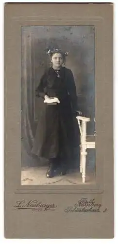Fotografie L. Neuburger, Nürnberg, Fürtherstr. 49, Mädchen mit Kopfschmuck