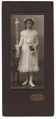 Fotografie A. Müller, Nürnberg, Elegantes Mädchen mit Kerze und Buch