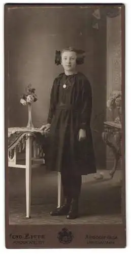 Fotografie Ferd. Zitte, Arnsdorf-Haida, Langegasse 424, Mädchen mit grossen Schleifen