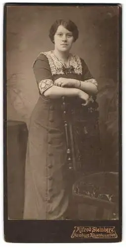 Fotografie Alfred Steinberg, Hamburg, Röhrendamm 54a, Frau lehnt an kunstvollem Stuhl