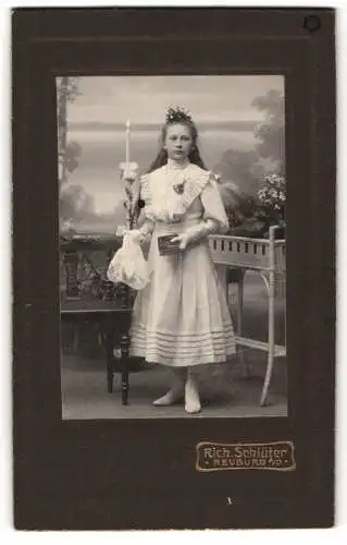 Fotografie Rich. Schlüter, Neuburg, Mädchen mit Kerze und Blumen