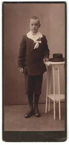 Fotografie Karl H. Georg, Bad Honnef, Junge in feierlicher Kleidung