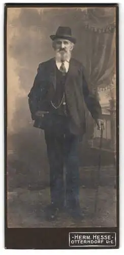 Fotografie Herm. Hesse, Otterndorf / U.-E., Porträt eines älteren Herrn mit Hut und Stock