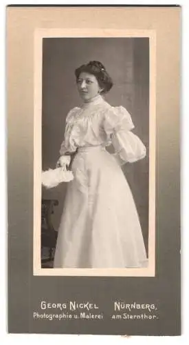 Fotografie Georg Nickel, Nürnberg, Am Sternthor, Elegante Dame im weissen Kleid