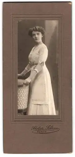 Fotografie Atelier Schran, Fürth, Junge Frau in elegantem Kleid