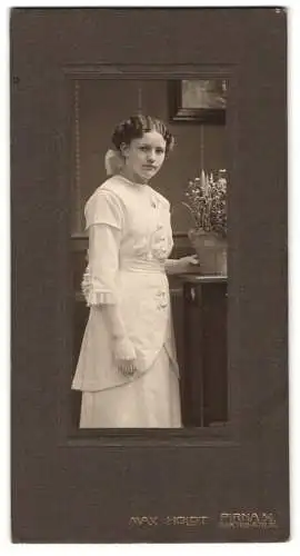 Fotografie Max Holdt, Pirna, Gartenstrasse 31, Porträt einer jungen Frau mit Pflanze
