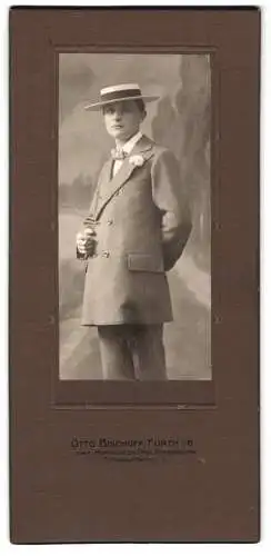 Fotografie Otto Bischoff, Fürth, Schwabacherstr. 5, junger Mann im eleganten Anzug mit Strohhut