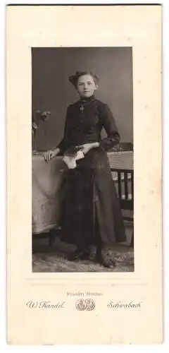 Fotografie W. Kandel, Schwabach, Mädchen mit Buch
